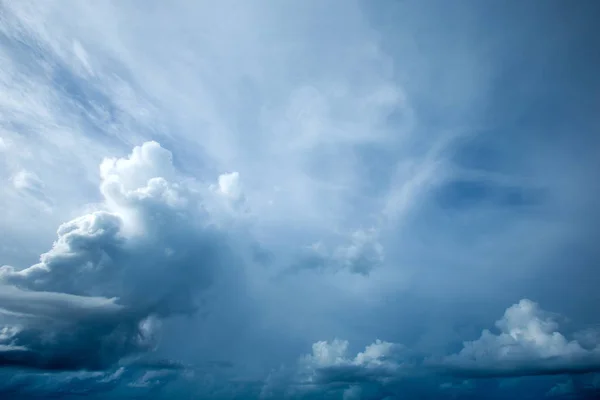 小さな雲と青空の背景 — ストック写真