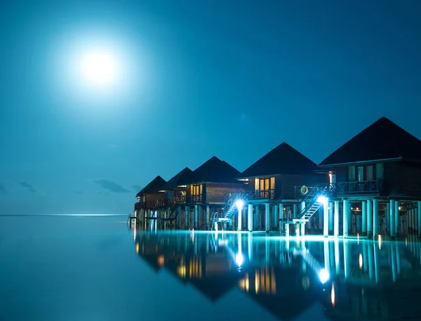 Puesta Sol Isla Maldivas Lujosas Villas Acuáticas Muelle Madera Hermoso — Foto de Stock
