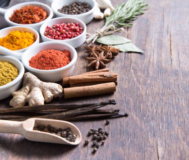 Otlar ve baharatlar seramik kase. Aromatik maddeler ve doğal gıda katkı maddeleri.