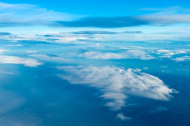 Küçük bulutlu mavi gökyüzü arkaplanı