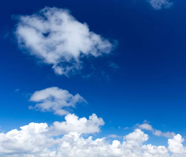 Голубое Небо Облаком — стоковое фото