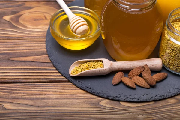 Μέλι Κουτάλα Ξύλινη Μέλι Στο Ξύλινο Τραπέζι — Φωτογραφία Αρχείου