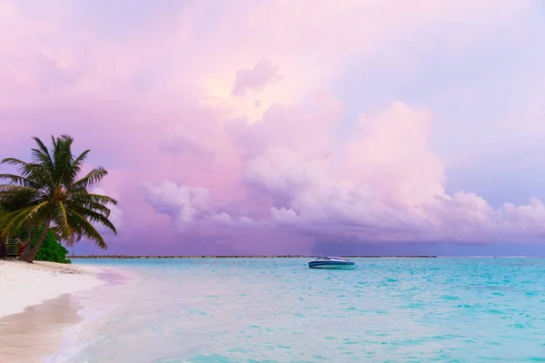 Тропический Мальдивский Остров Белым Песчаным Пляжем Морем — стоковое фото