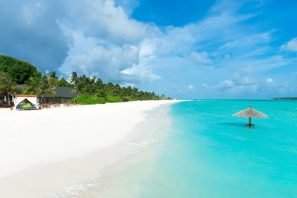 Ilha Maldivas Tropicais Com Praia Areia Branca Mar — Fotografia de Stock