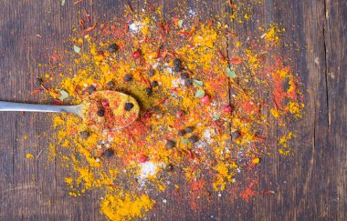 Maydanoz bitkisi beyaz arkaplanda izole edildi.