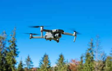 Digital fotoğraf makinesi ile uçan uçak helikopter.