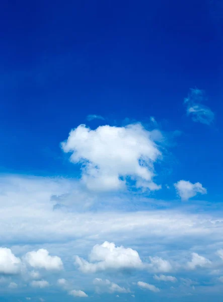 Blauer Himmel Hintergrund Mit Winzigen Wolken — Stockfoto