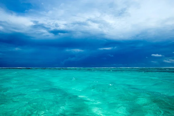 白い砂浜と海を持つ熱帯モルディブの島 — ストック写真