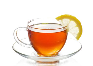Bir bardak siyah çay. Beyaz arkaplanda izole