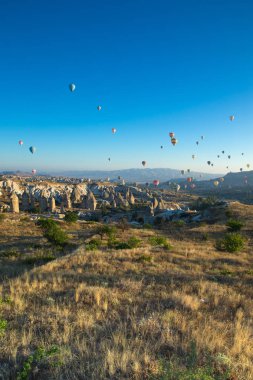 Kapadokya üzerinde uçan renkli sıcak hava balonu