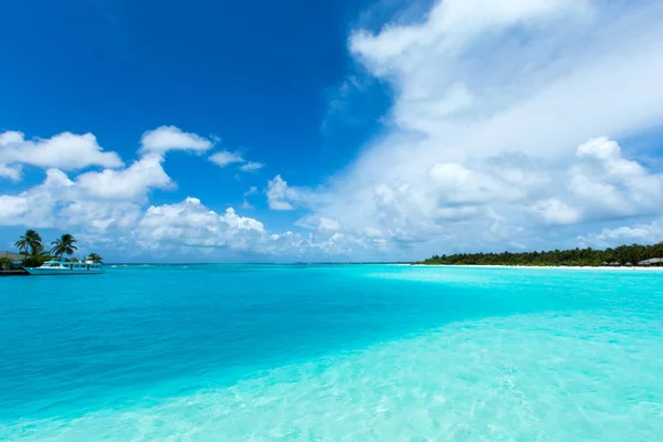 Isola Tropicale Delle Maldive Con Spiaggia Sabbia Bianca Mare — Foto Stock