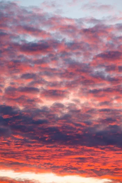 穏やかな海の表面上にカラフルな夕日の空 — ストック写真