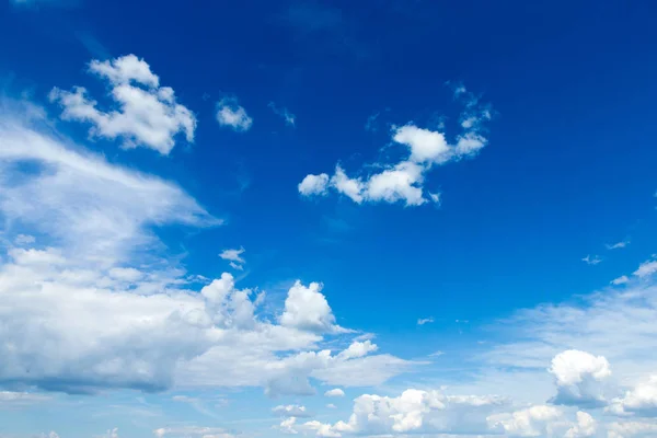 Fondo Cielo Azul Con Diminutas Nubes —  Fotos de Stock