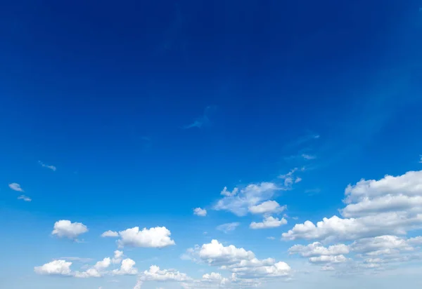 Blauer Himmel Hintergrund Mit Winzigen Wolken — Stockfoto