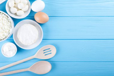 Mavi ahşap zemin üzerine taze süt ürünleri