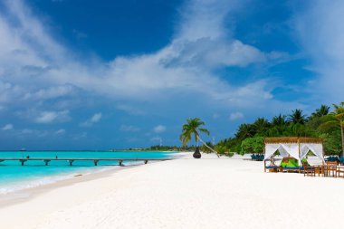Beyaz kumlu sahili ve denizi olan tropik Maldivler adası