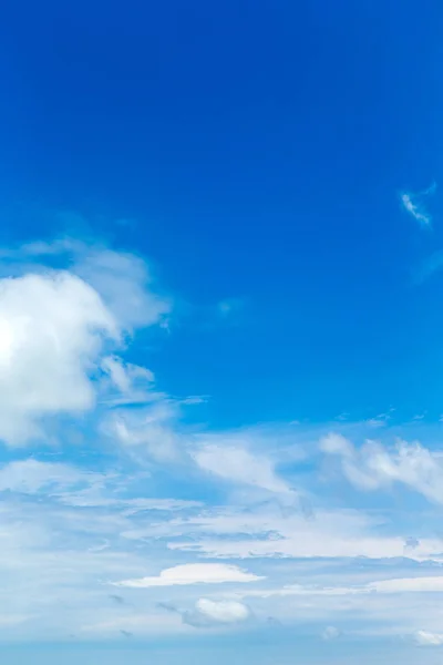 Fondo Cielo Azul Con Diminutas Nubes —  Fotos de Stock