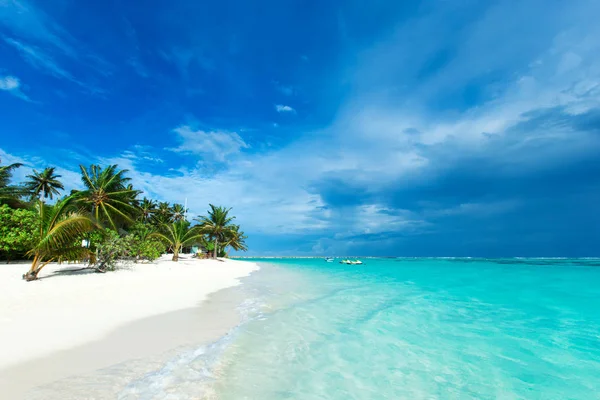 Tropiska Maldiverna Med Vit Sandstrand Och Hav — Stockfoto