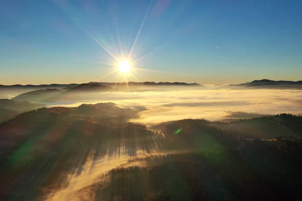 カルパティア山の日当たりの良い風景 — ストック写真