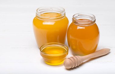 Bal ayı ve beyaz zemin üzerine kavanoz bal