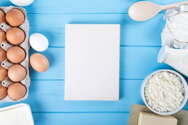 Mavi ahşap zemin üzerine taze süt ürünleri