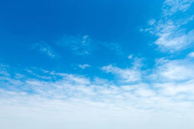 Beyaz bulutlu mavi gökyüzü.