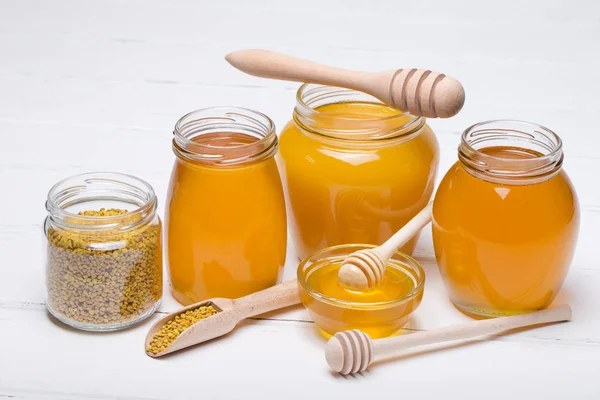 蜂蜜ディッパーと白い背景の上の Jar の蜂蜜します — ストック写真