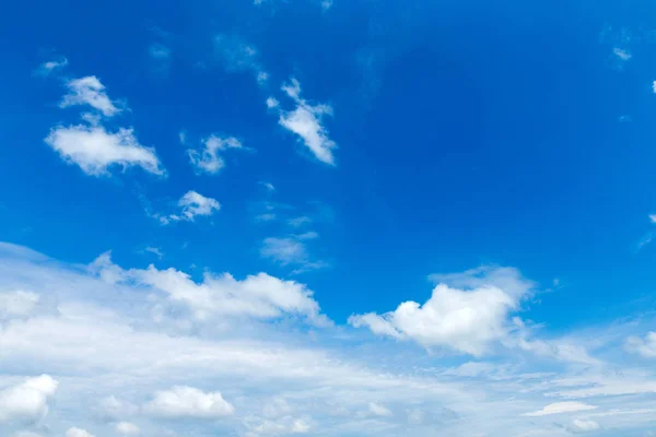 Céu Azul Fundo Com Nuvens Minúsculas — Fotografia de Stock