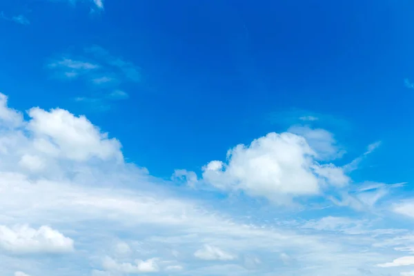 Blauwe Lucht Achtergrond Met Kleine Wolken — Stockfoto