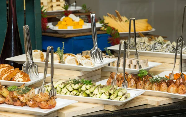 Bandeja Comida Variada Para Buffet Ensaladas —  Fotos de Stock