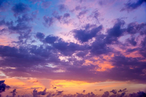 穏やかな海の表面上にカラフルな夕日の空 — ストック写真