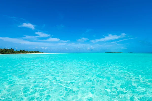 Tropiska Maldiverna Med Vit Sandstrand Och Hav — Stockfoto