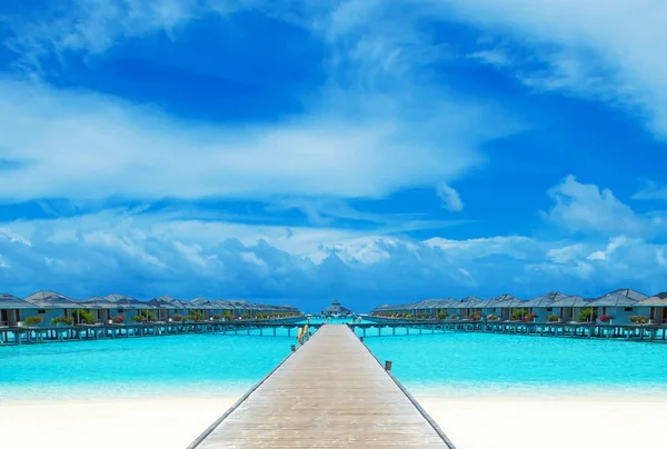Pláž Bungalovy Maledivách — Stock fotografie