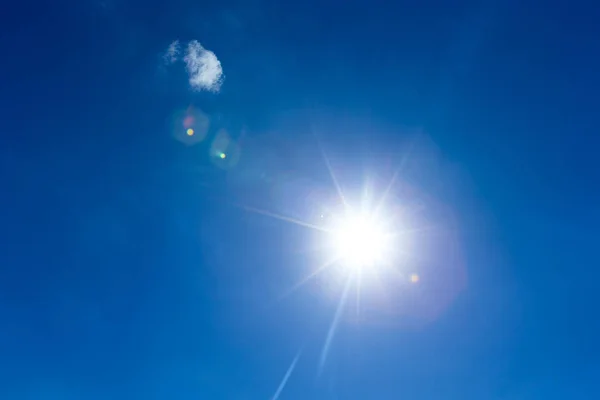 Fond Bleu Ciel Avec Minuscules Nuages — Photo