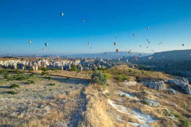 Kapadokya üzerinde uçan renkli sıcak hava balonu