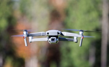 Digital fotoğraf makinesi ile uçan uçak helikopter.
