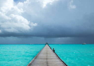 Beyaz kumlu sahili ve denizi olan tropik Maldivler adası