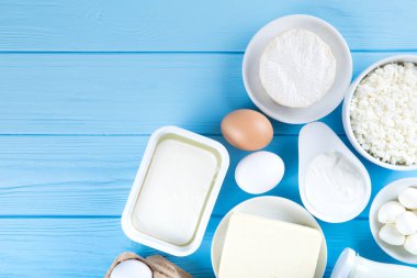 Mavi ahşap zemin üzerine taze süt ürünleri