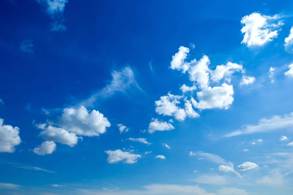 Fond Bleu Ciel Avec Minuscules Nuages — Photo