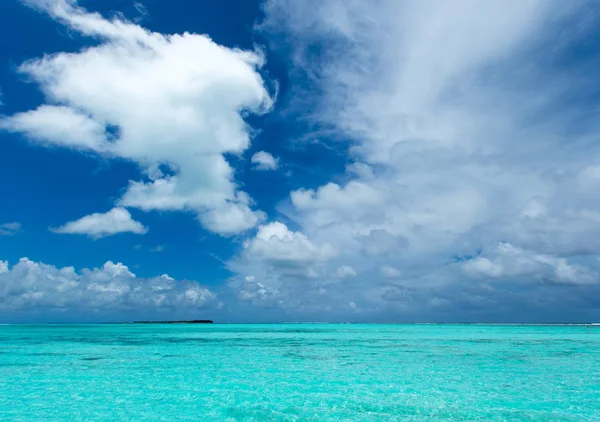 Tropische Insel Der Malediven Mit Weißem Sandstrand Und Meer — Stockfoto