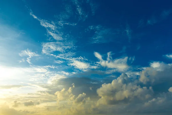 Cielo Colorido Atardecer Sobre Tranquila Superficie Del Mar — Foto de Stock