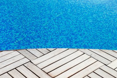 Güneş yansımalı mavi havuz suyu