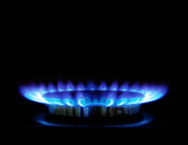Karanlıkta gaz sobası alevleri