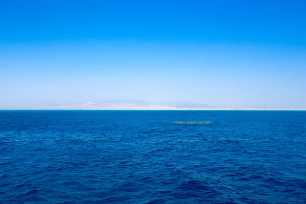 Cielo Azul Sobre Mar Tranquilo Con Reflejo Luz Del Sol — Foto de Stock