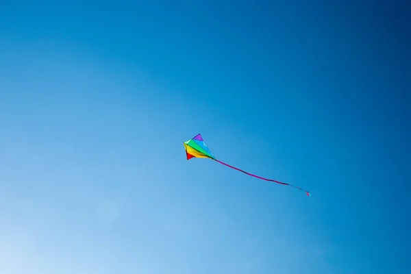 Kite Voando Céu Entre Nuvens — Fotografia de Stock