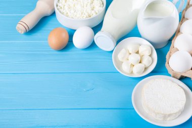 süt ve süt ürünleri üzerinde mavi ahşap arka plan, üstten görünüm