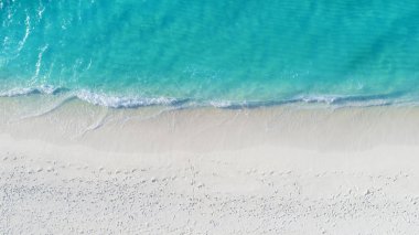 Maldivler ve tropikal plaj güzel havadan görünümü. Seyahat ve tatil kavramı