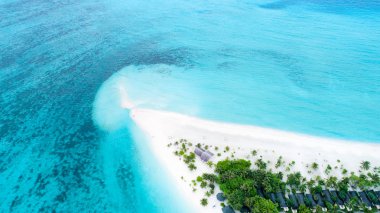 Maldivler ve tropikal plaj güzel havadan görünümü. Seyahat ve tatil kavramı