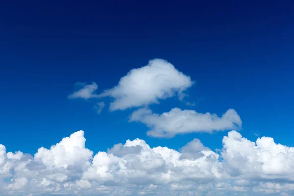 白い雲と青い空 — ストック写真