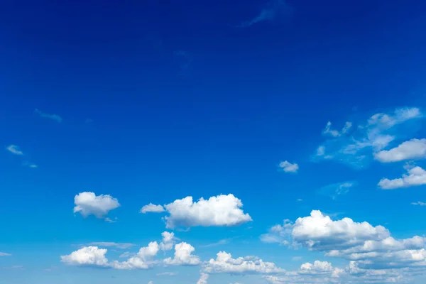 Blå Himmel Bakgrund Med Små Moln — Stockfoto